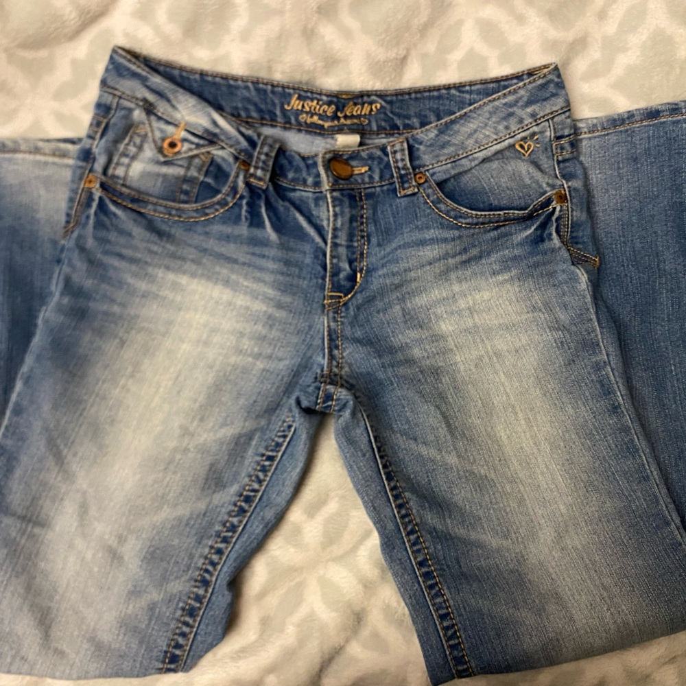 Low rise flared jeans with cute details in the back pockets.